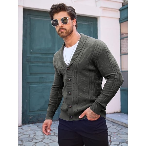Cardigan uomo elegante con collo a scialle e maglia a trecce. Perfetto per outfit casual o ufficio autunno inverno.
