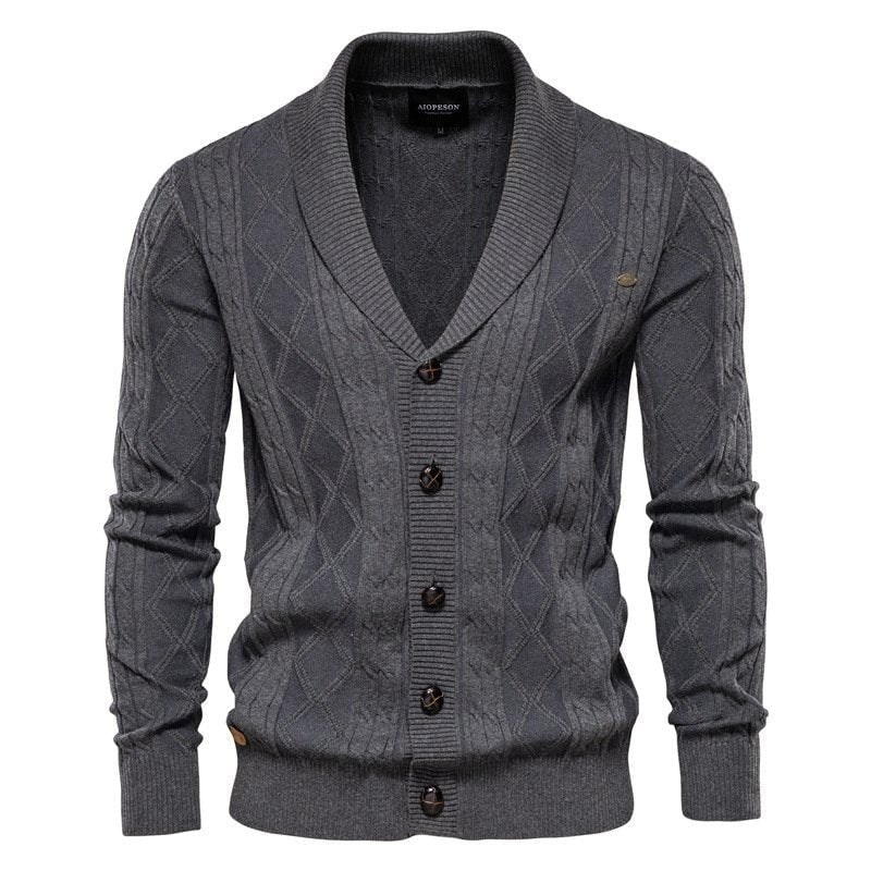 Dettaglio collo a scialle del cardigan uomo in maglia a trecce. Un tocco di eleganza nella moda maschile.
