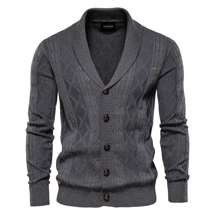 Dettaglio collo a scialle del cardigan uomo in maglia a trecce. Un tocco di eleganza nella moda maschile.