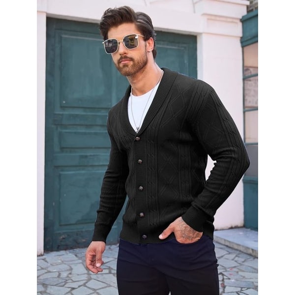 Cardigan uomo casual versatile in maglia a trecce con collo a scialle. Ideale per un look rilassato quotidiano.