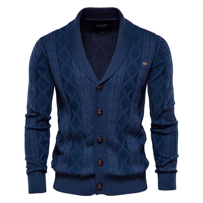 Cardigan uomo elegante con bottoni e collo a scialle, ideale per outfit ufficio o serate autunno inverno.