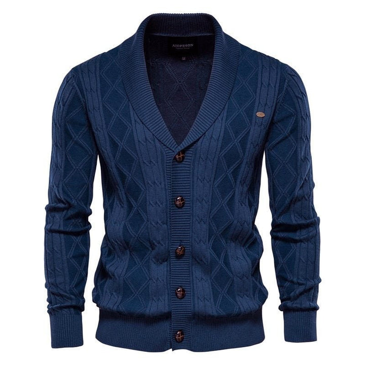 Cardigan uomo elegante con bottoni e collo a scialle, ideale per outfit ufficio o serate autunno inverno.
