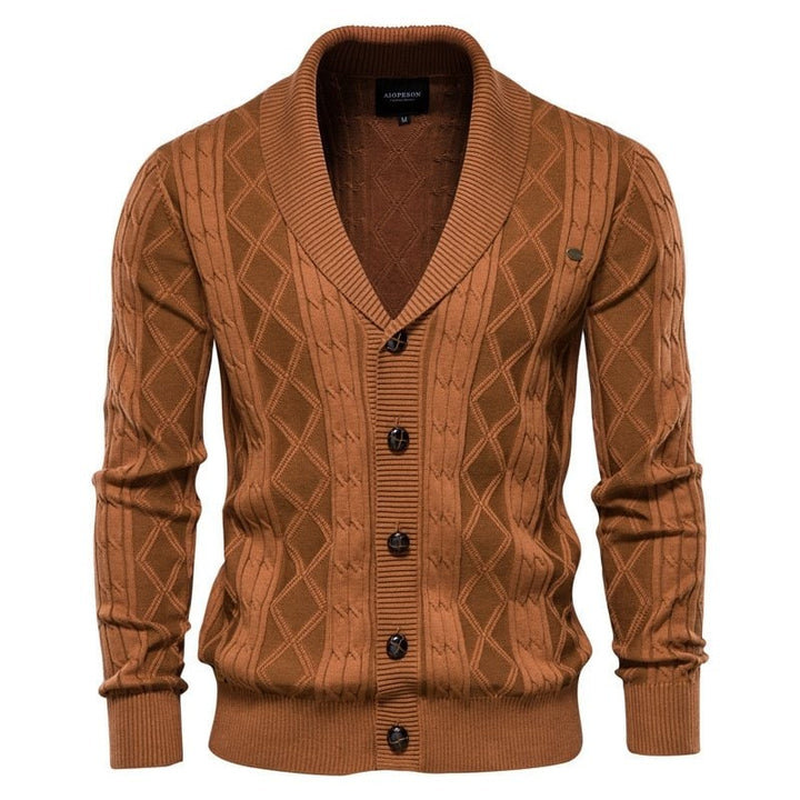 Cardigan uomo versatile, collo a scialle e maglia a trecce. Perfetto per moda autunno inverno.