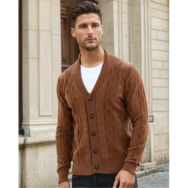 Dettaglio bottoni su cardigan uomo in maglia a trecce. Elegante maglieria con collo a scialle per autunno inverno.
