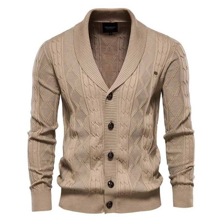 Cardigan uomo autunno inverno: caldo, elegante, con maglia a trecce e collo a scialle. Maglieria essenziale.
