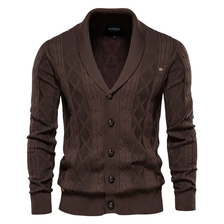 Cardigan uomo versatile: maglia a trecce e collo a scialle. Perfetto per look elegante o casual, outfit ufficio.