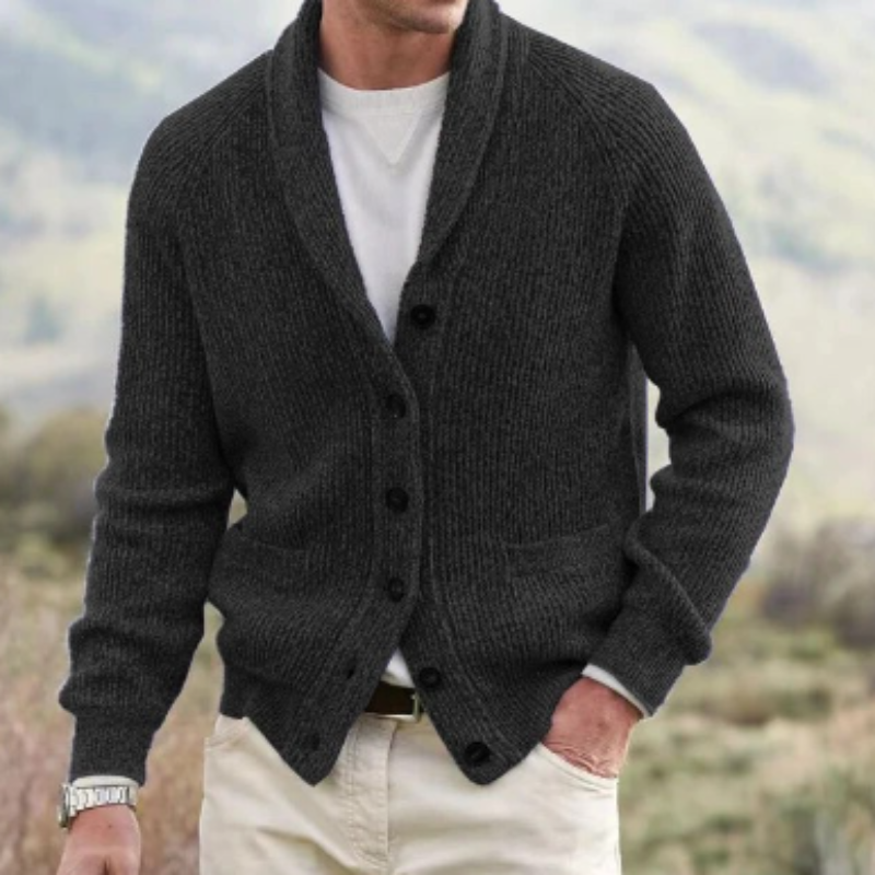 Cardigan uomo con collo a scialle, bottoni e texture a coste. Stile casual versatile autunno inverno.