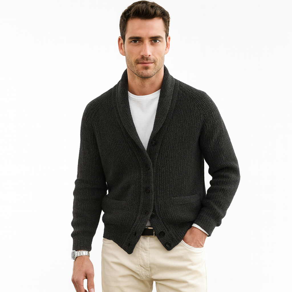 Cardigan uomo in primo piano: collo a scialle, bottoni, raffinata texture a coste. Moda maschile.