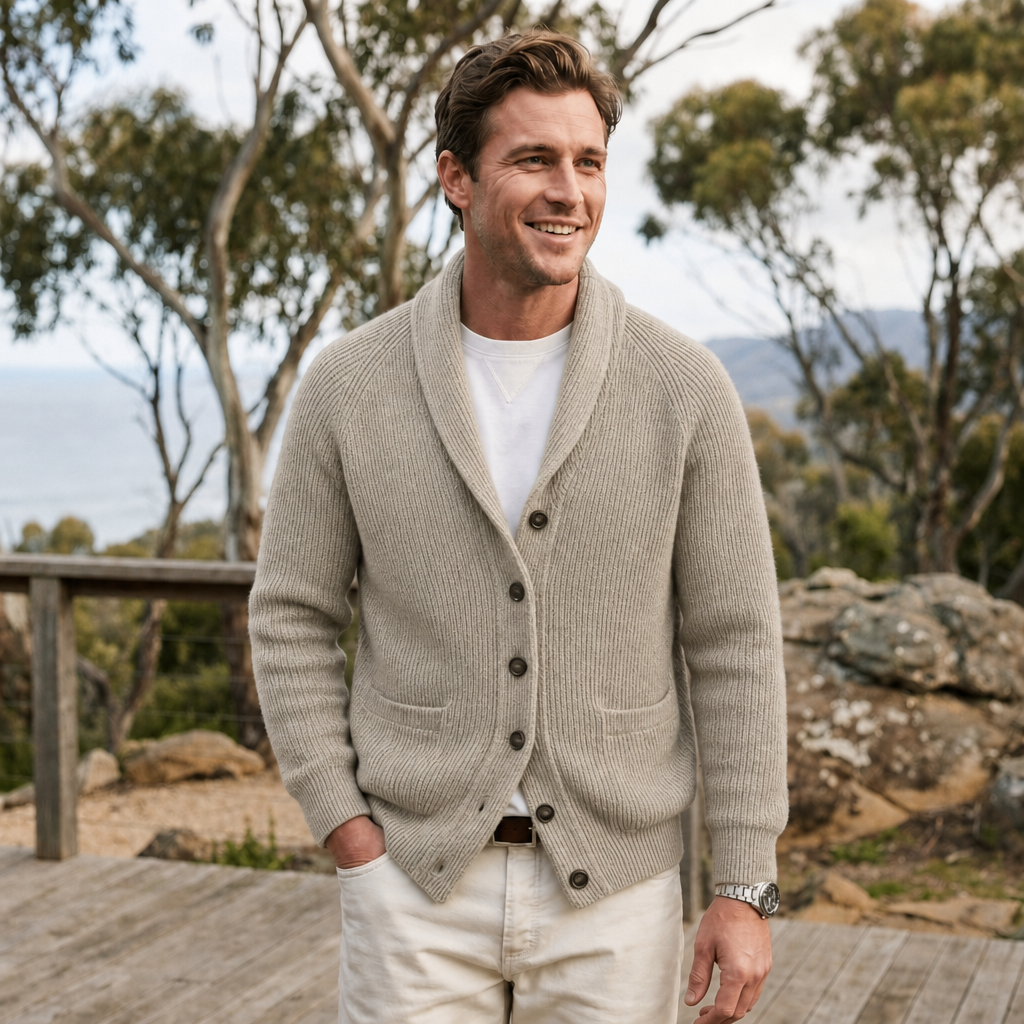 Dettaglio cardigan uomo: texture a coste, collo a scialle e bottoni. Abbigliamento versatile.
