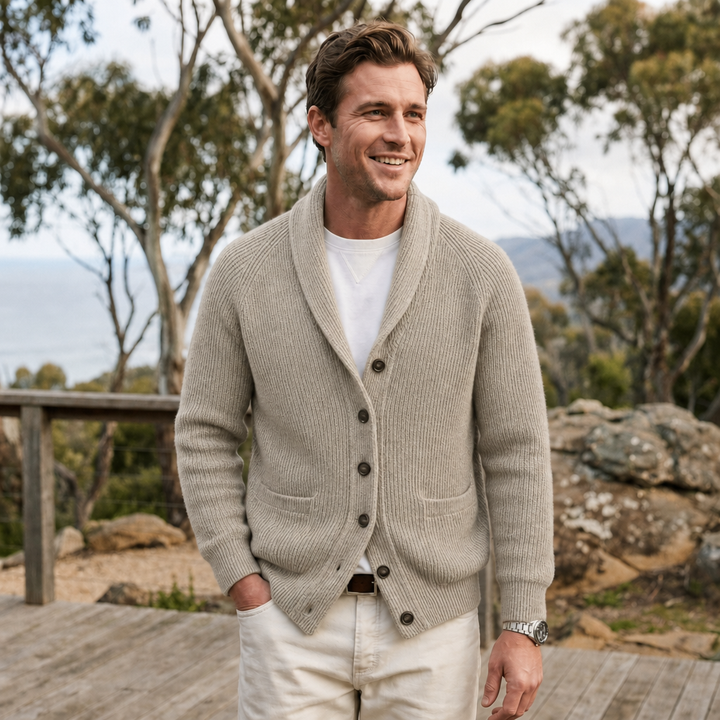 Dettaglio cardigan uomo: texture a coste, collo a scialle e bottoni. Abbigliamento versatile.