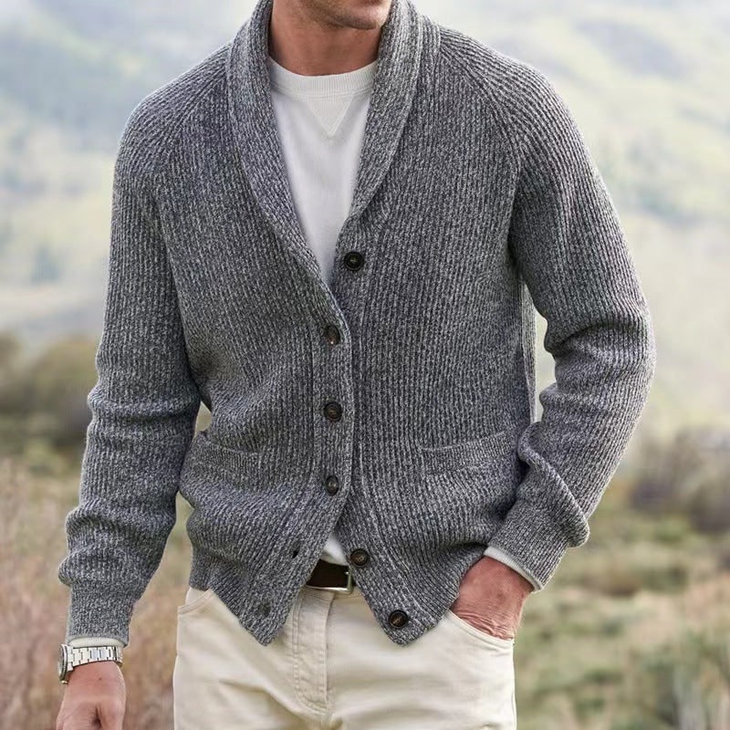 Cardigan da uomo classico, collo a scialle e bottoni. Design a coste per comfort e moda maschile.