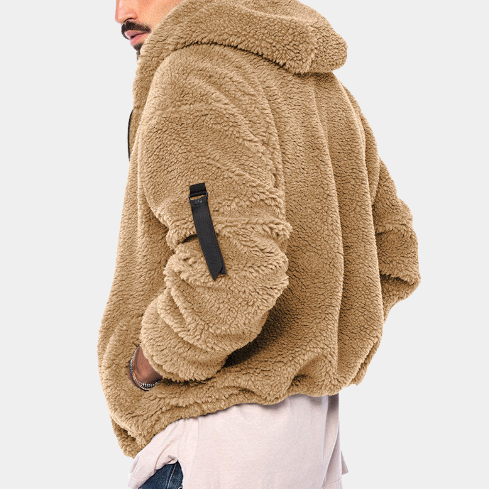 Dettaglio texture morbida della giacca Sherpa da uomo, garantisce calore e comfort nelle giornate fredde.