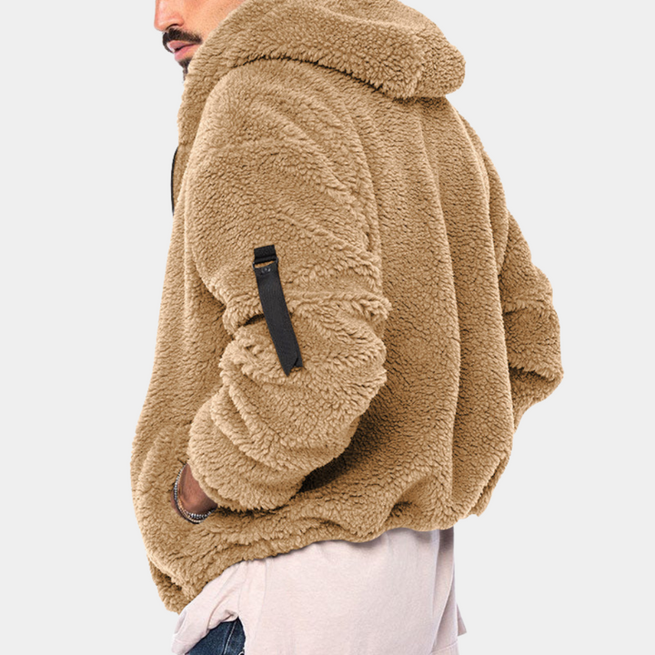 Dettaglio texture morbida della giacca Sherpa da uomo, garantisce calore e comfort nelle giornate fredde.