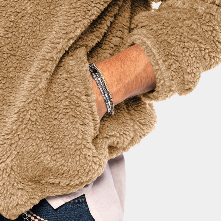 Uomo che indossa una giacca Sherpa con cappuccio, stile casual e moderno, ideale per l'inverno e il comfort.