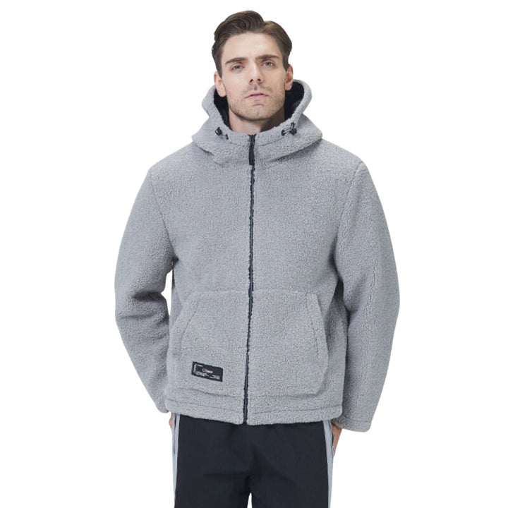 Giacca uomo casual con cappuccio e zip. Calda e morbida, perfetta per autunno/inverno, con tasche pratiche.