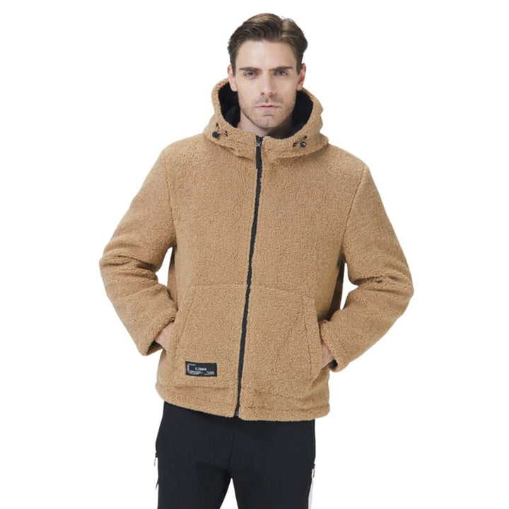 Morbida giacca da uomo con zip e cappuccio, ideale per il freddo. Stile casual e comodo per autunno/inverno.