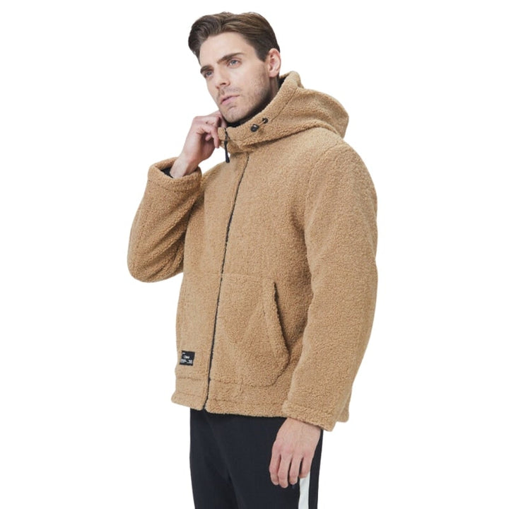 Giacca uomo moderna e casual, con cappuccio e zip. Vestibilità morbida, ideale per un look confortevole.