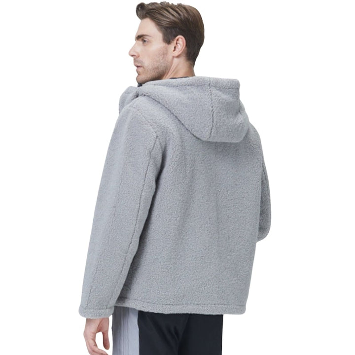 Giacca da uomo con zip, cappuccio e tasche. Calda, morbida e dallo stile moderno, perfetta per il comfort quotidiano.