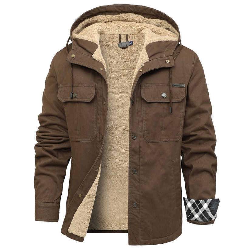 Dettaglio della chiusura a scatto su giacca invernale da uomo, con cappuccio e fodera calda. Design funzionale.