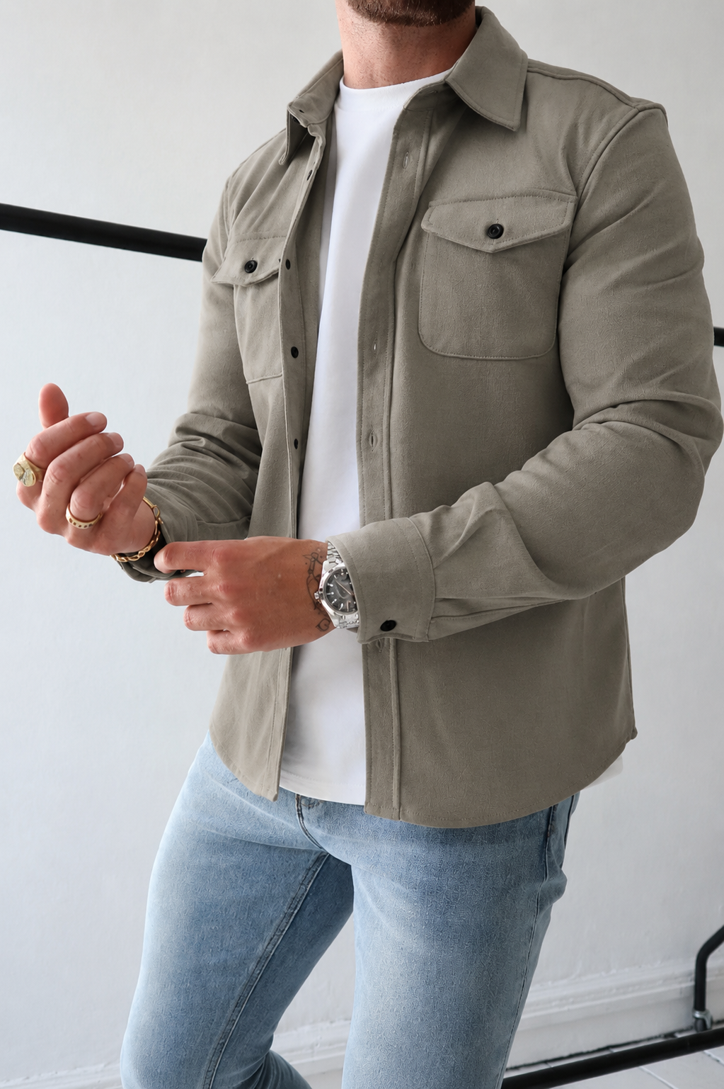 Camicia giacca overshirt uomo versatile con tasche, perfetta per look casual e stratificazione autunno primavera.