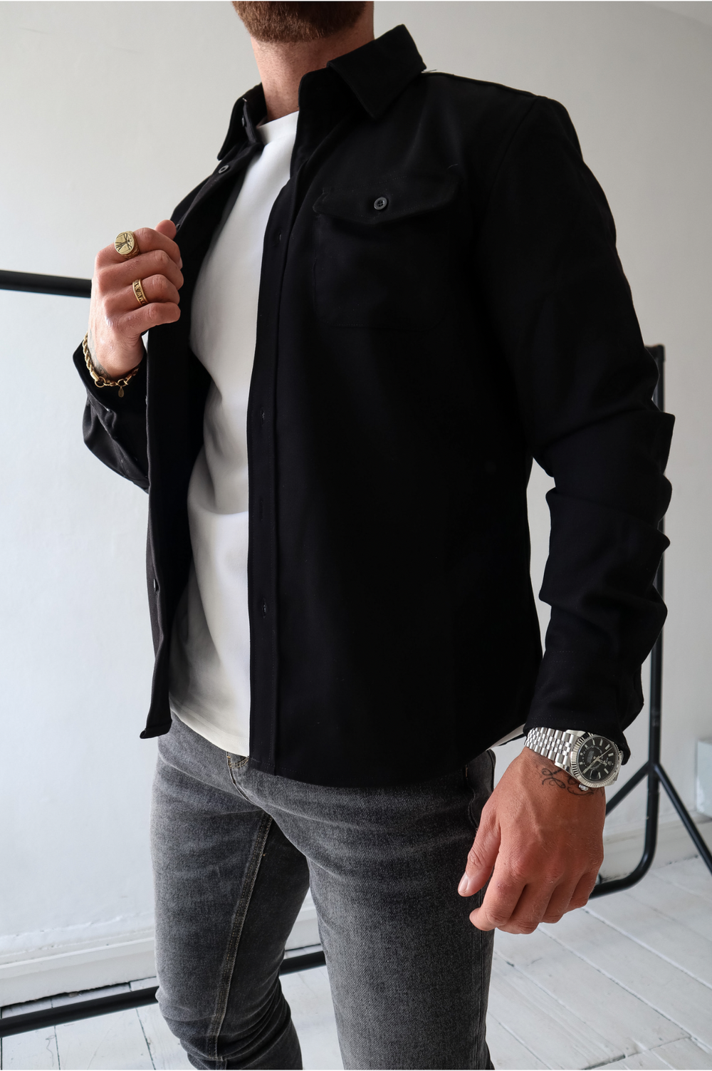 Overshirt uomo a maniche lunghe, ideale come giacca leggera casual con tasche per primavera e autunno.