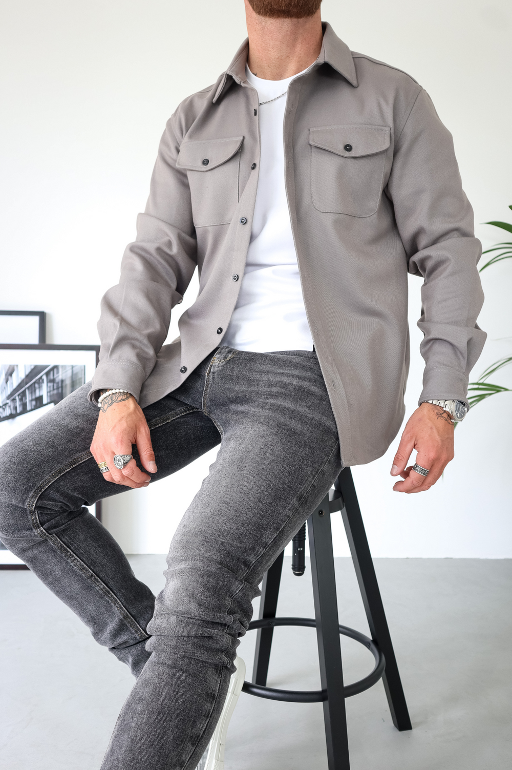 Giacca uomo versatile tipo camicia button-up, maniche lunghe con tasche, perfetta per abbigliamento casual autunno.