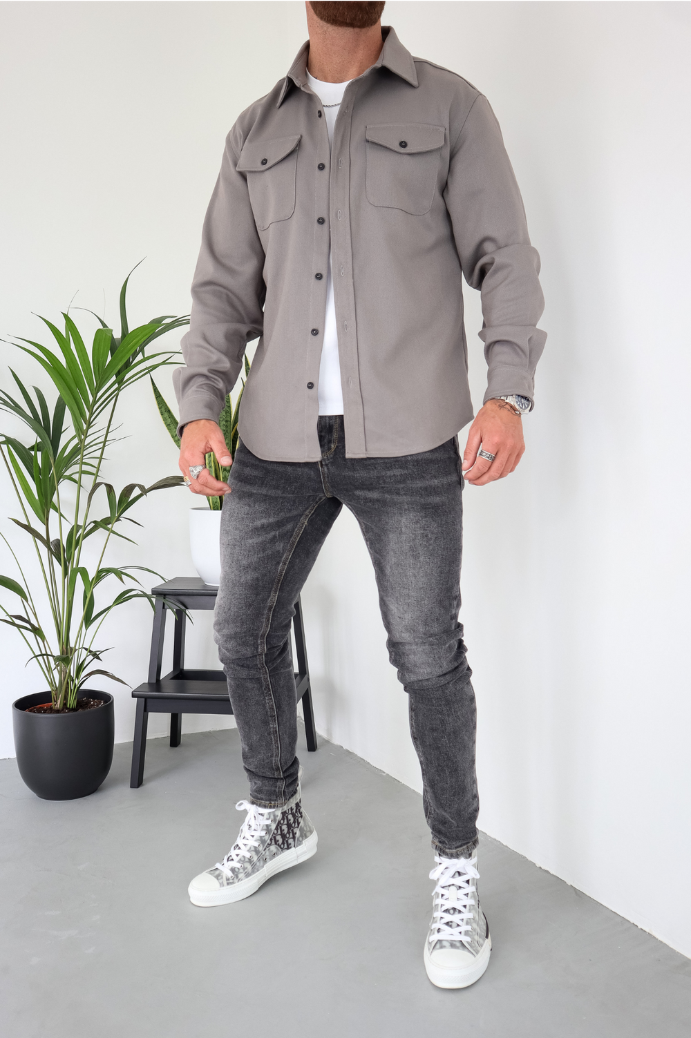 Overshirt casual uomo con tasche, camicia giacca a maniche lunghe, stile versatile per moda uomo primavera autunno.