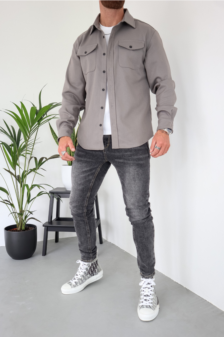 Overshirt casual uomo con tasche, camicia giacca a maniche lunghe, stile versatile per moda uomo primavera autunno.