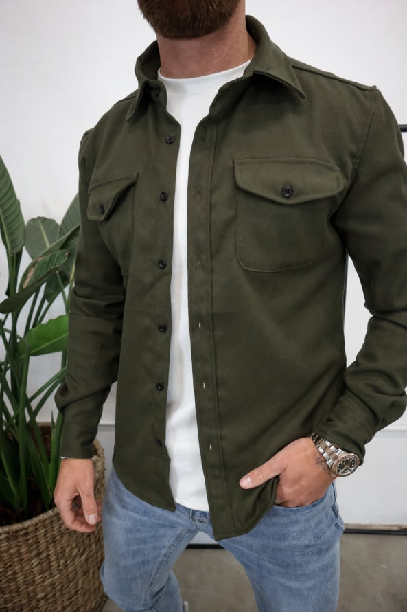 Giacca overshirt uomo a maniche lunghe, con tasche per un look casual e confortevole, perfetta per la mezza stagione.