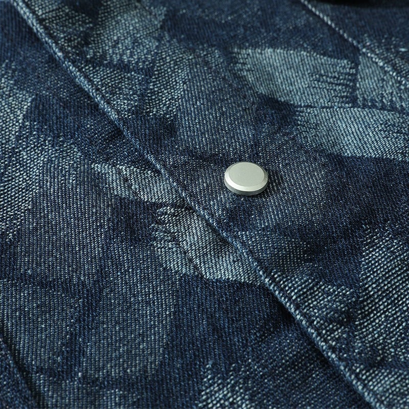 Giacca camicia uomo blu con pratici bottoni a pressione e tasche, perfetta per outfit casual o eleganti.
