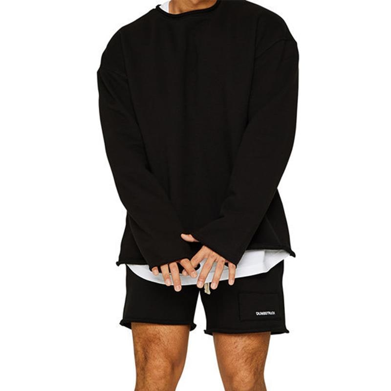 Uomo che indossa un completo lounge oversize, set felpa e pantaloncini per comfort e stile rilassato.