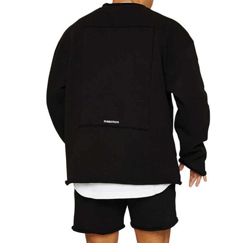 Pantaloncini oversize e felpa coordinata del completo lounge uomo, per relax e casa confortevole.
