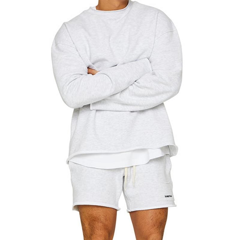 Look moderno e confortevole con completo lounge uomo oversize, felpa e shorts casual per ogni giorno.