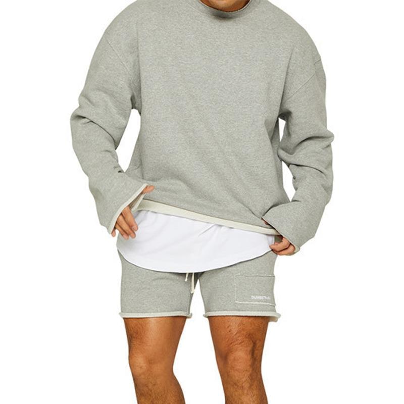Completo lounge uomo oversize con felpa e shorts, stile casual moderno e comfort elevato per casa.