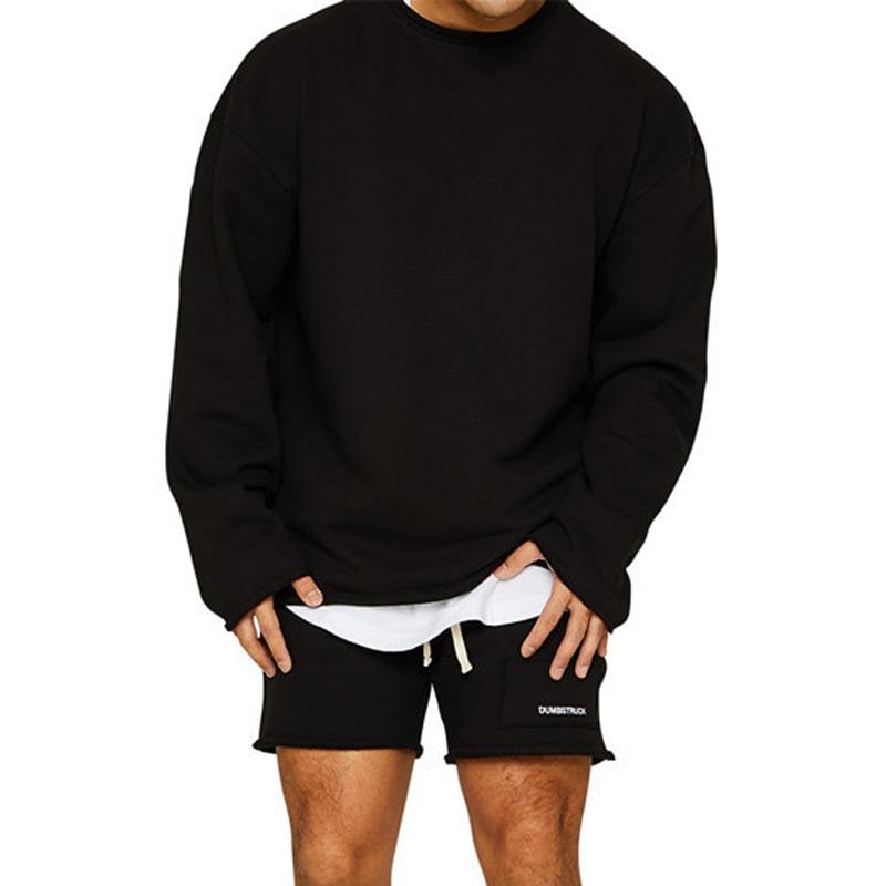 Completo lounge uomo casual, felpa oversize e pantaloncini con laccio, ideale per il massimo relax.