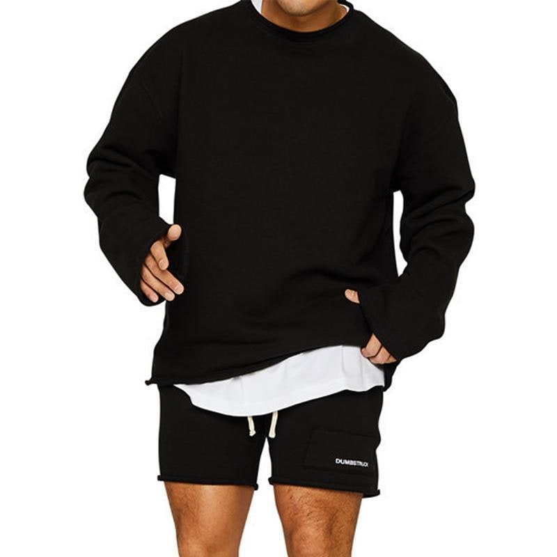 Morbido completo lounge uomo in due pezzi, felpa oversize e pantaloncini, per comfort e stile.