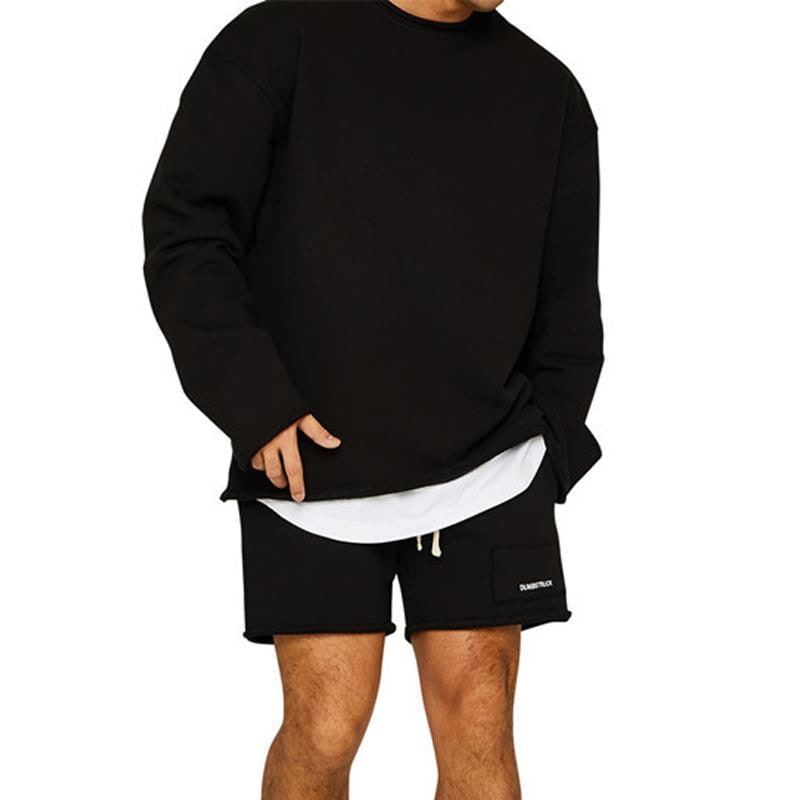 Dettaglio del tessuto comfortevole del completo lounge uomo oversize, ideale per il tempo libero.