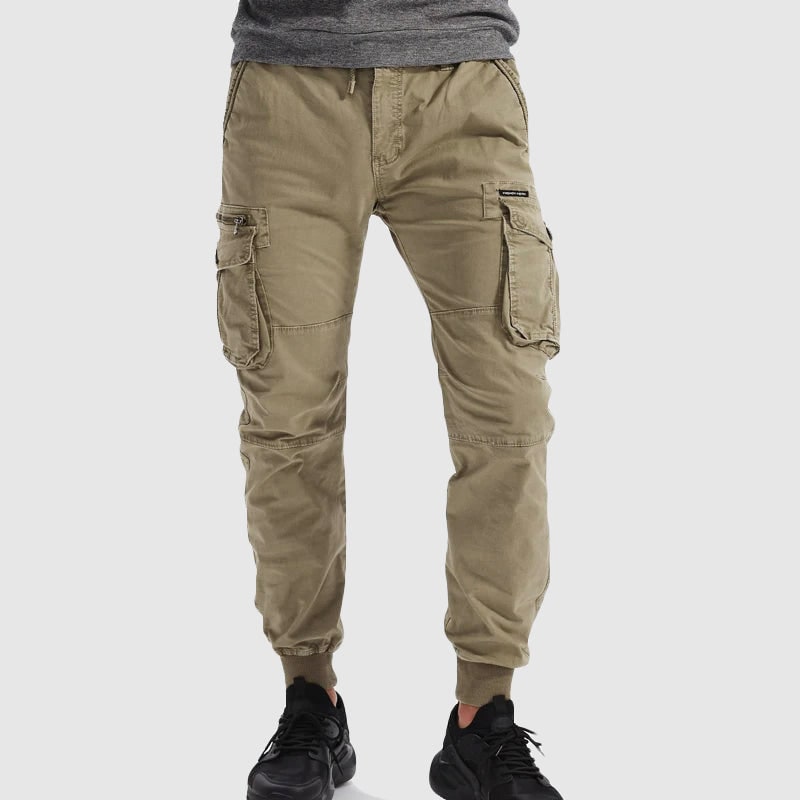 Pantaloni cargo jogger da uomo slim fit neri con coulisse e polsino affusolato. Ideali per look casual e streetwear.