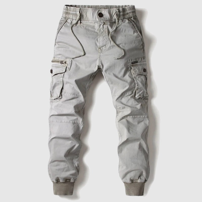 Moda maschile: pantaloni cargo jogger slim fit beige con coulisse, polsino affusolato e tasche. Versatili.
