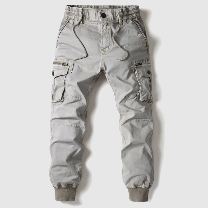 Moda maschile: pantaloni cargo jogger slim fit beige con coulisse, polsino affusolato e tasche. Versatili.