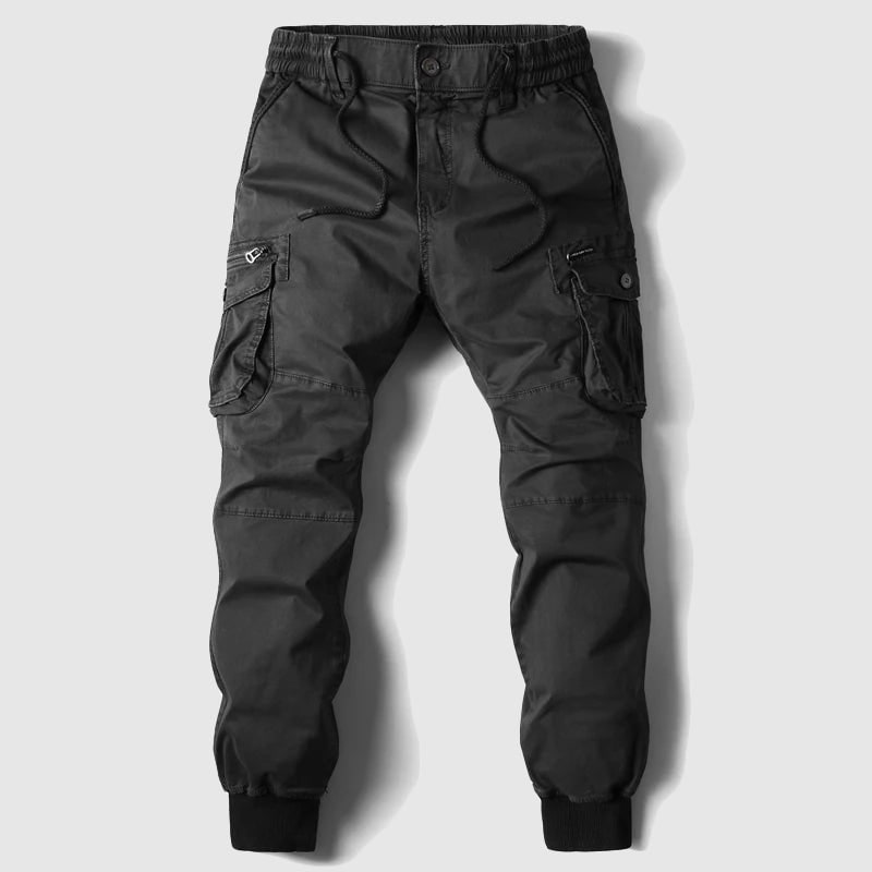 Streetwear uomo: jogger cargo slim fit verdi con coulisse e tasche multiple. Look casual e moderno.