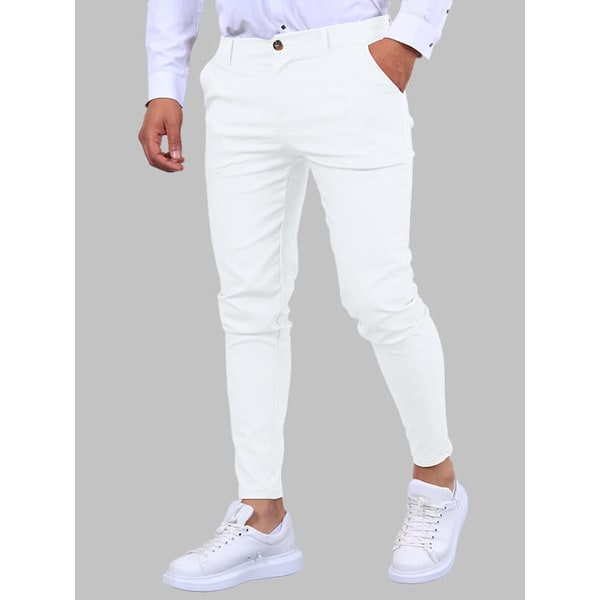 Chinos uomo versatili slim fit, ideali per un look elegante ma casual quotidiano con comfort stretch.