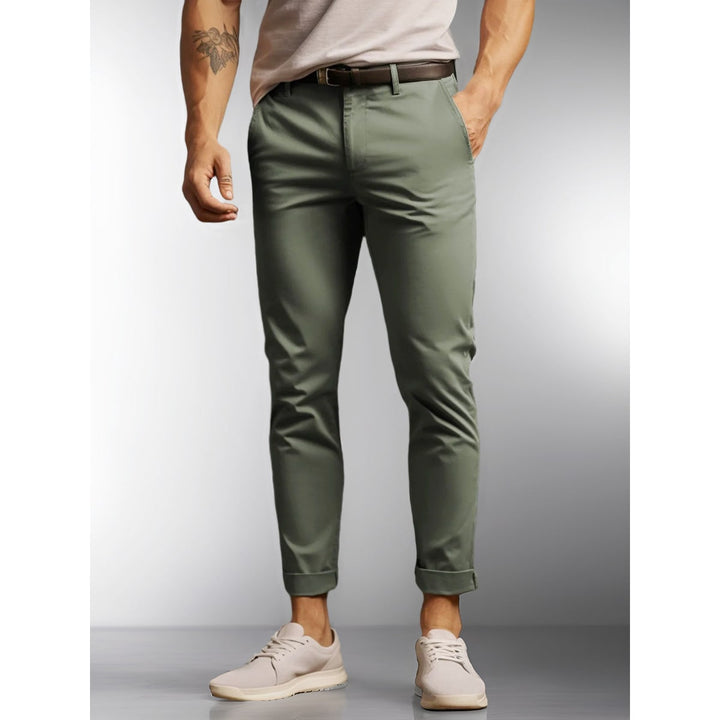 Pantaloni chino uomo slim fit affusolati, comfort quotidiano per look casual-elegante versatile.