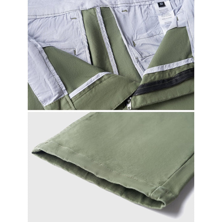 Uomo indossa pantaloni chino slim fit affusolati, perfetti per un look moderno e confortevole.