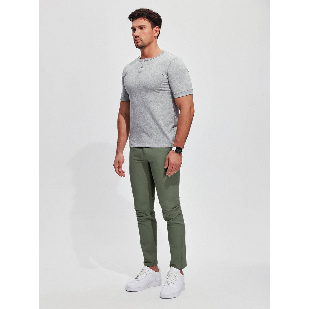Chino uomo slim fit affusolati con tasche laterali e chiusura a zip, pratici ed eleganti.