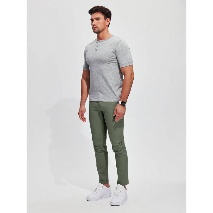 Chino uomo slim fit affusolati con tasche laterali e chiusura a zip, pratici ed eleganti.