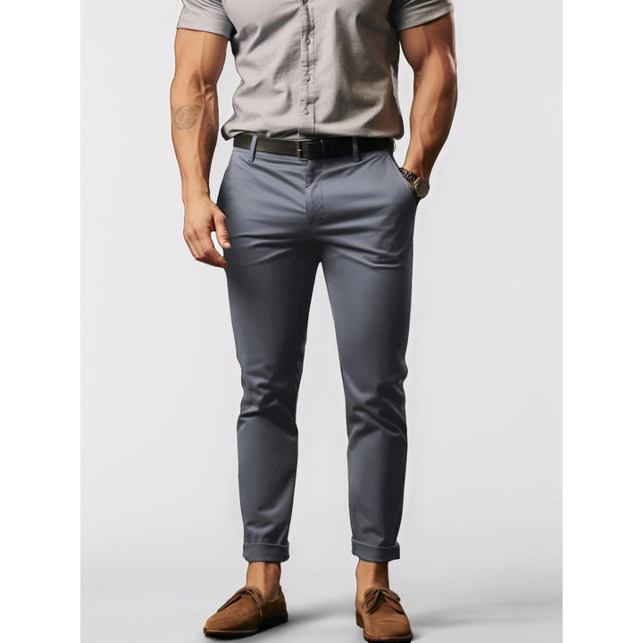 Chino uomo slim fit in tessuto leggero, affusolati, per look fresco e disinvolto ogni giorno.