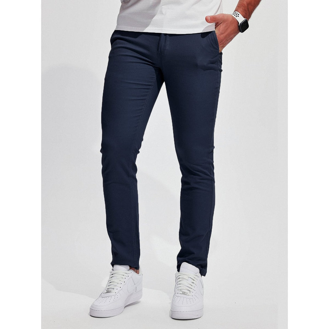 Pantaloni chino uomo slim fit beige, ideali per comfort quotidiano e stile primaverile/estivo.