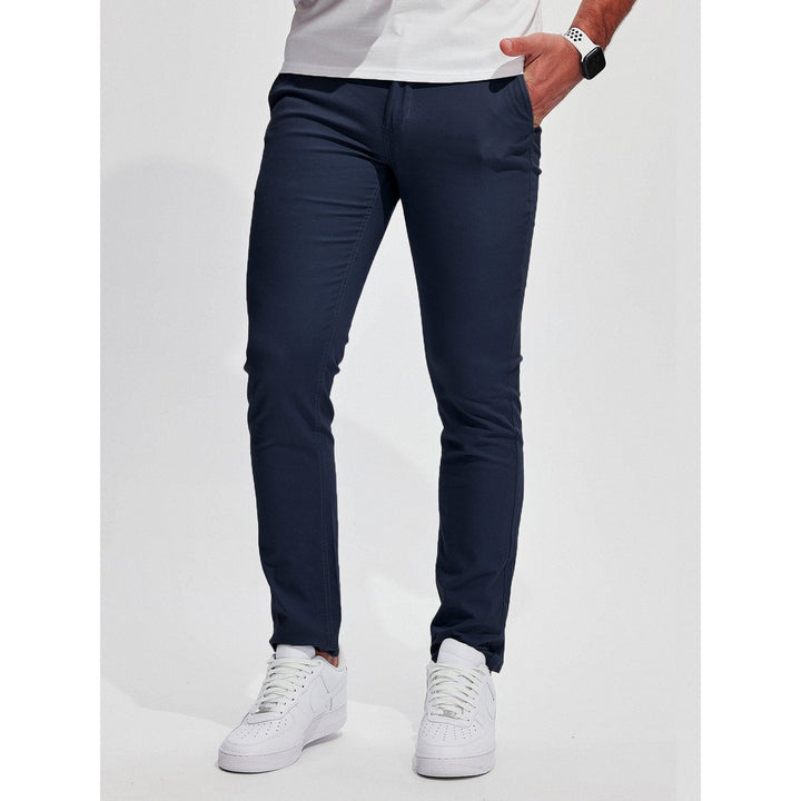 Pantaloni chino uomo slim fit beige, ideali per comfort quotidiano e stile primaverile/estivo.