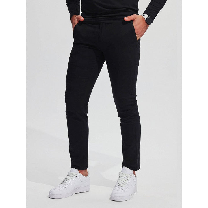 Chino uomo slim fit grigi, affusolati, perfetti per un outfit casual-elegante in ogni stagione.